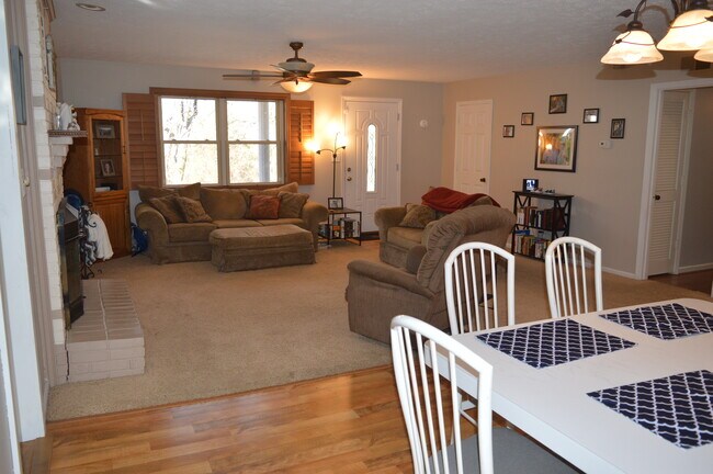 Building Photo - 140 Green Meadows Dr