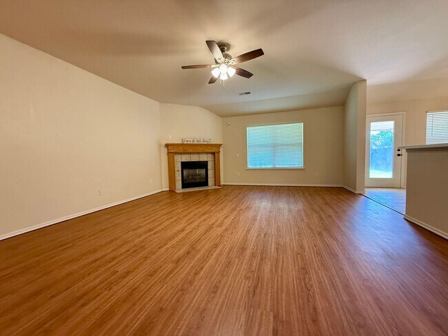 Foto del edificio - 4 bedroom with Storm Shelter in Yukon Gate...
