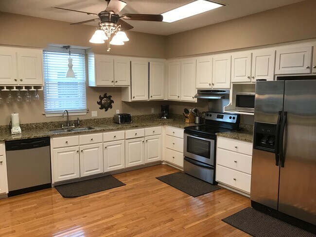 Building Photo - 1329 W Lagoon Ave