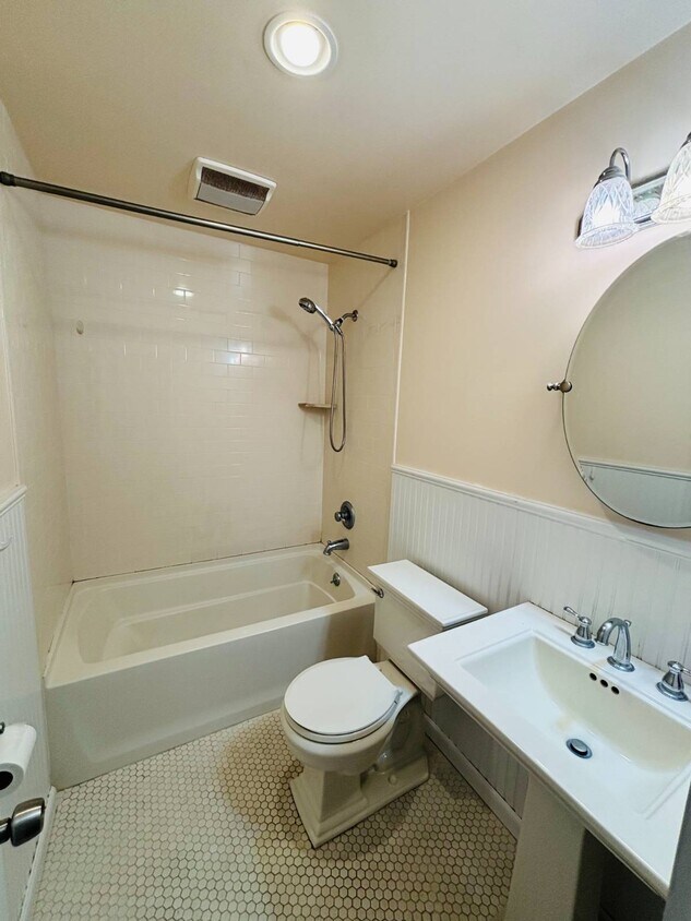 Foto principal - 131 Berry Hill Rd