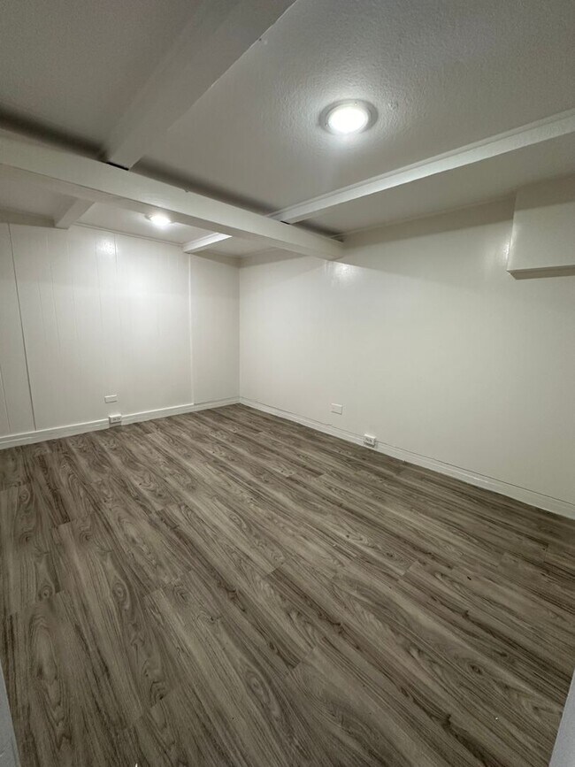 Foto del edificio - Upgraded Studio w/ Extra Room and Enclosed...