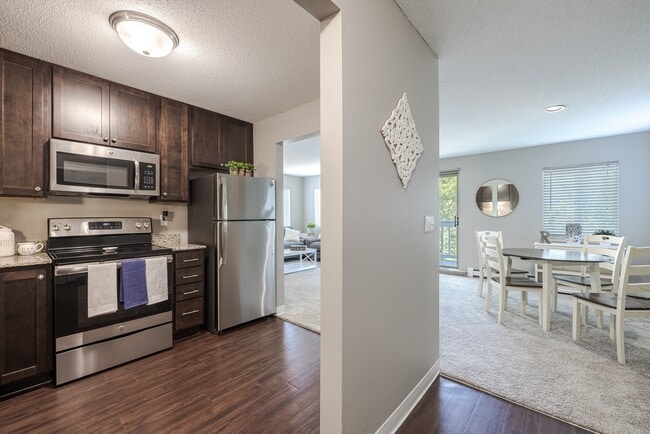 Building Photo - Royal Oaks Apartments