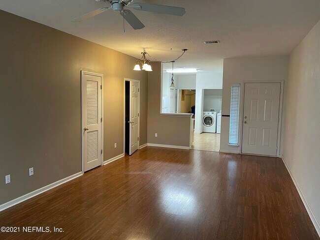 Building Photo - 425 Scrub Jay Dr