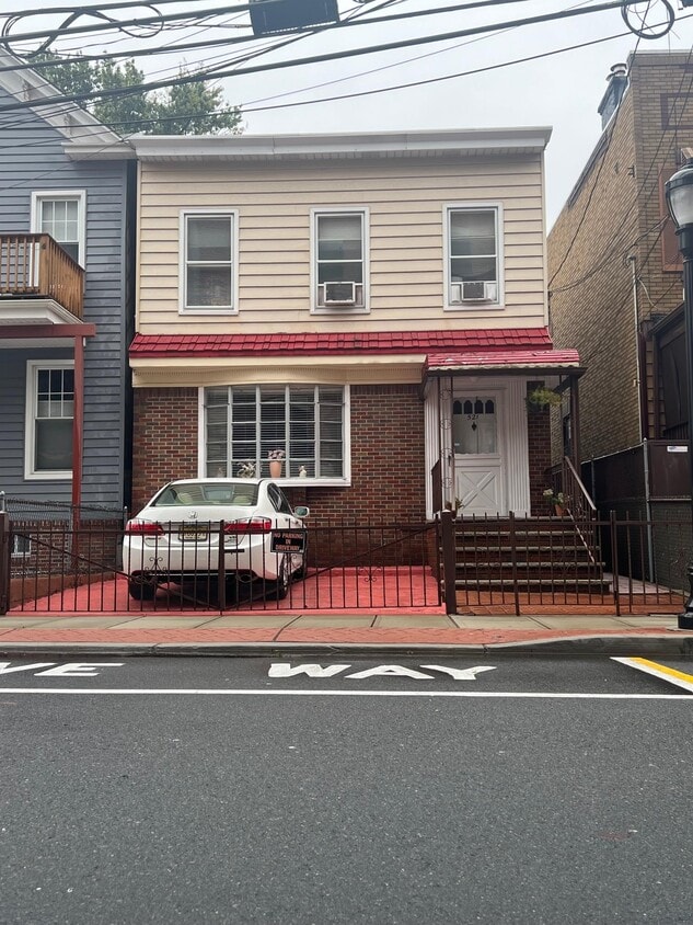 521 35th St, Union City, NJ 07087 Condo for Rent in Union City, NJ