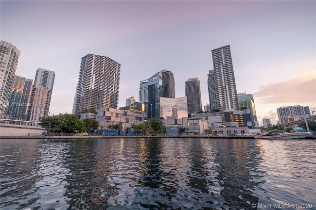 Foto del edificio - 90 SW 3rd St