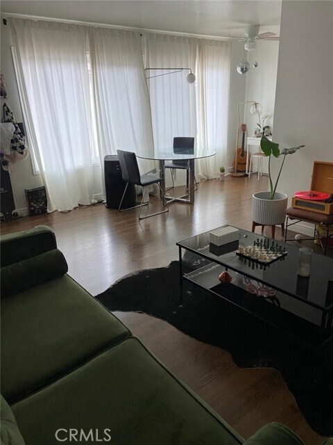 Foto del edificio - 1057 E 3rd St