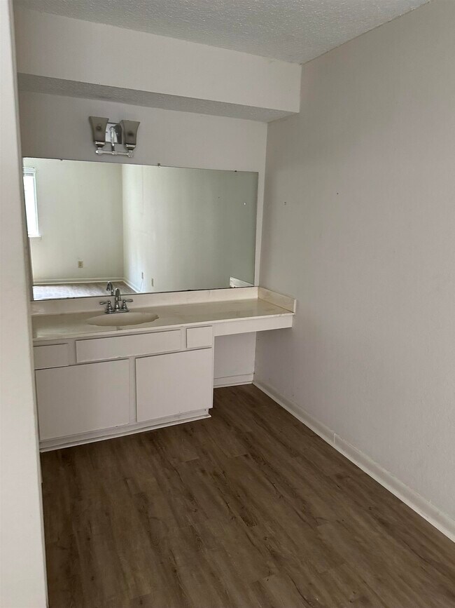 Foto del edificio - 728 Hedgegrove Dr