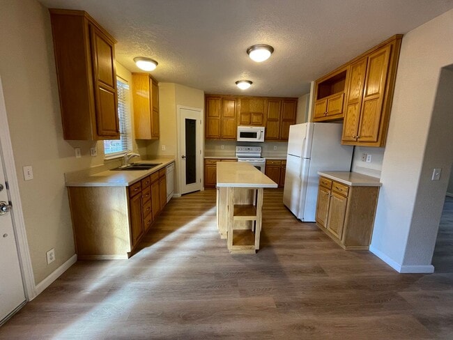 Building Photo - Quiet, spacious property!