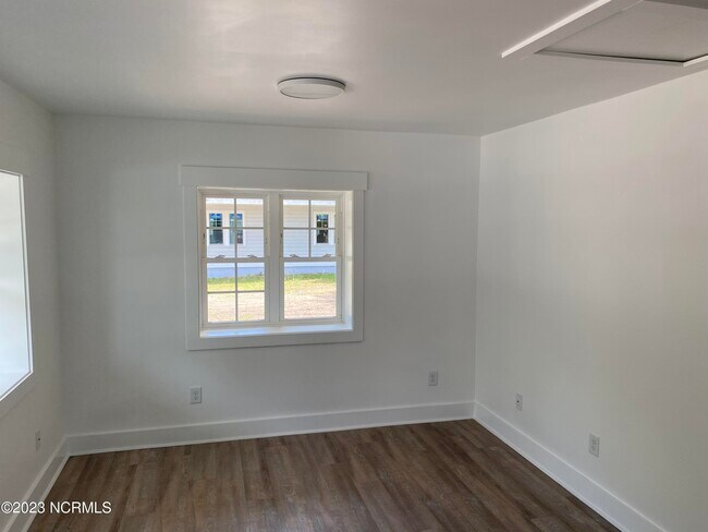 Building Photo - 206 Cedar St