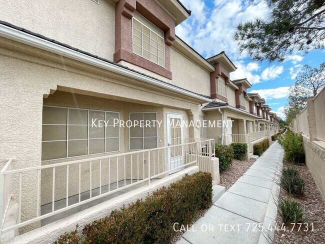 Building Photo - BEAUTIFUL 3 BED, 2.5 BATH TOWNHOME LOCATED...