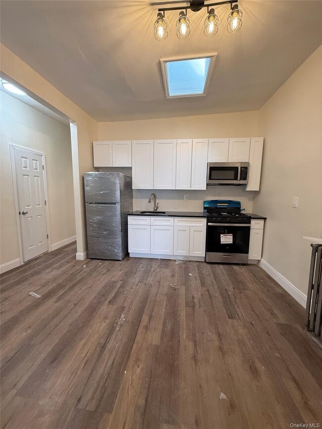 Building Photo - 60-81 70th Ave