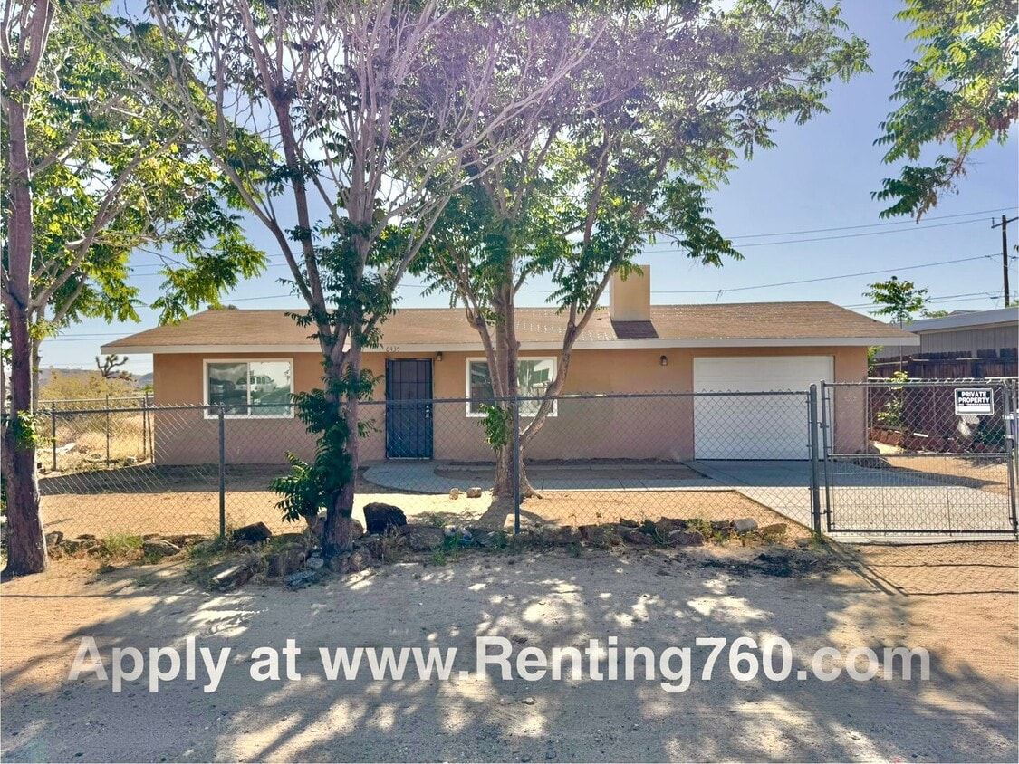 Primary Photo - Charming 2 Bed 1 Bath Home with Spacious Y...