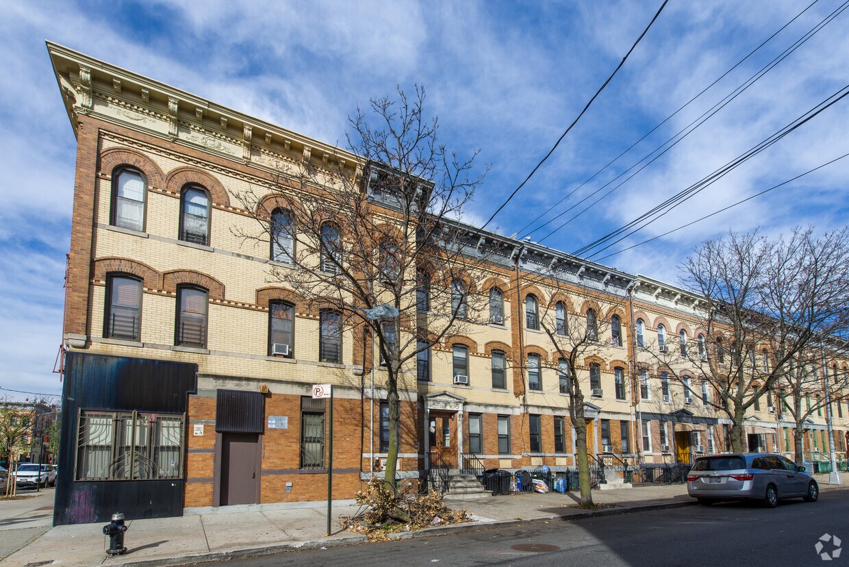 Foto del edificio - 18-53 Madison St