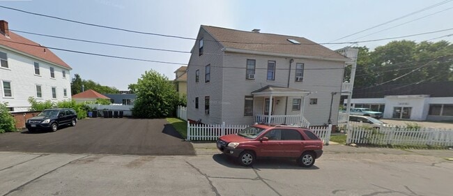 Building Photo - 473 River St