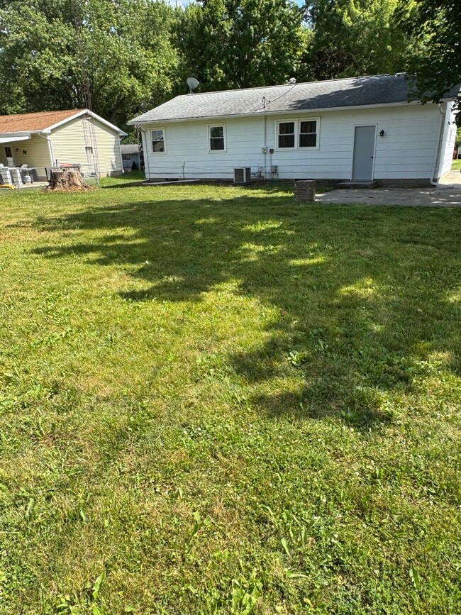 Building Photo - 608 Meadow Lane St