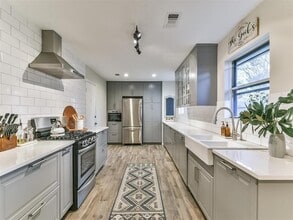 Building Photo - 401 Reta Dr