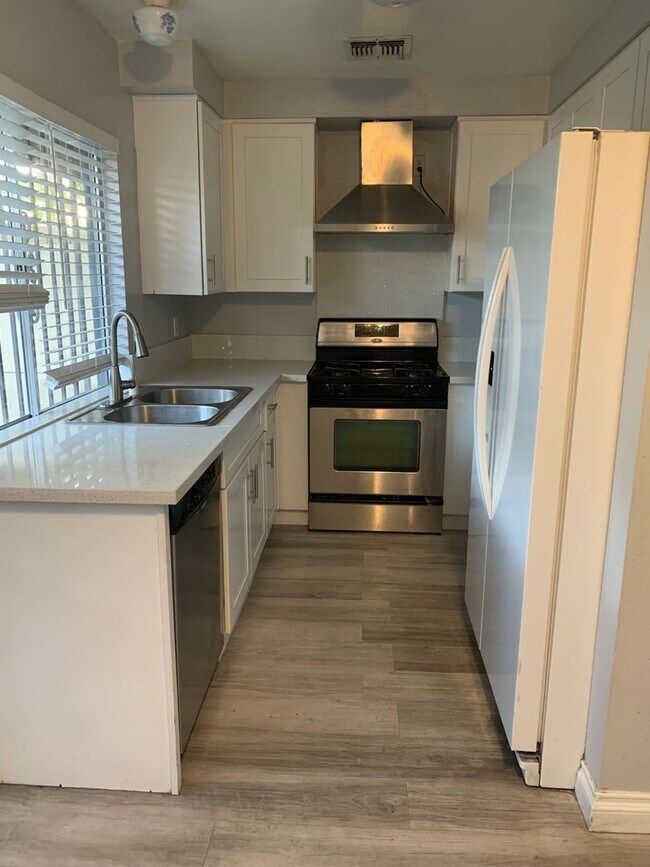 Foto del edificio - 6124 Meadowgrass Lane,