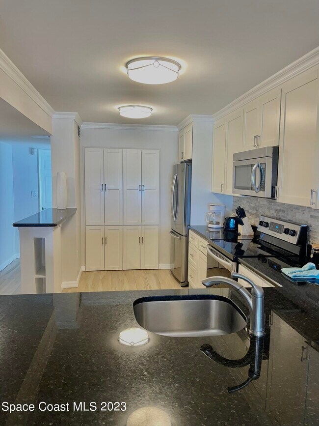 Foto del edificio - 301 S Miramar Ave