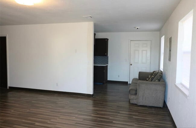 Living room/dining room - 305 W Adler Ave
