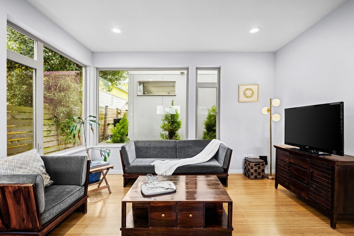 Foto principal - 4035 Aurora Ave N