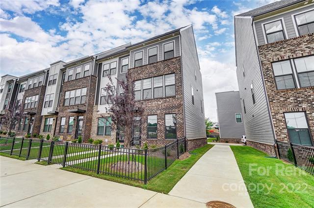Building Photo - 3645 S Tryon St
