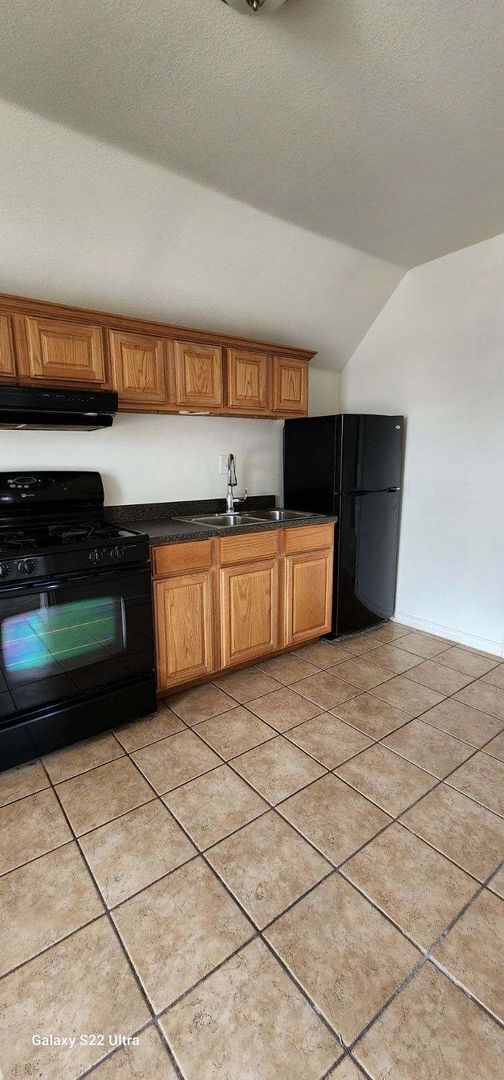 Building Photo - Newly renovated, second floor 1 bed, 1 bat...