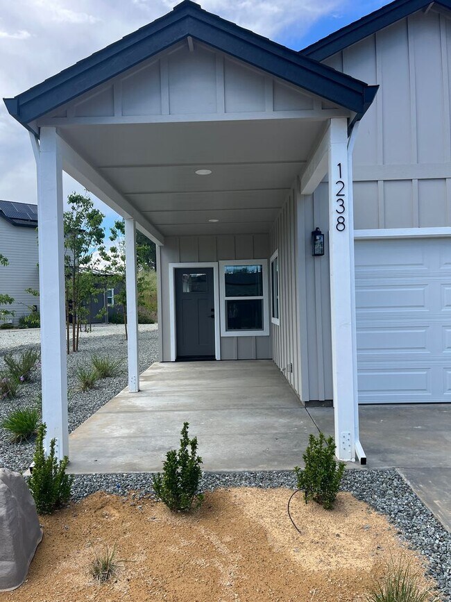 Foto del edificio - Brand New Build on Old Alturas - ALL Electric with City of Redding Solar!
