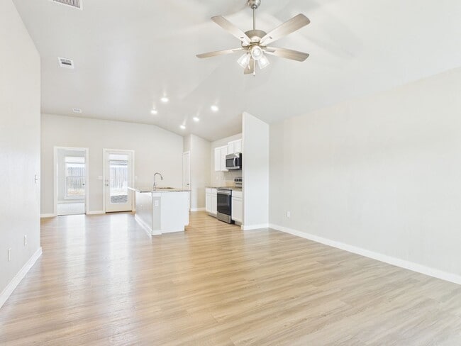 Building Photo - Gorgeous 3/2 in the Meadows!