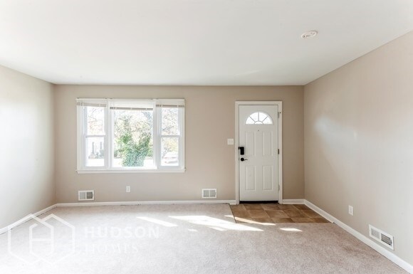 Building Photo - NOW AVAILABLE! - 20 Rosedale Ave, Glen Bur...