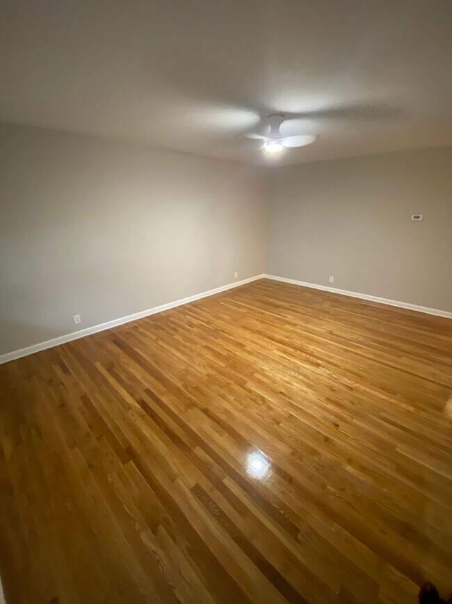 Building Photo - Newly Renovated! 3 BR/1.5 Bathroom, Single...