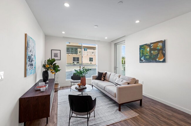 Building Photo - 714 N Sweetzer Ave Los Angeles, CA 90069
