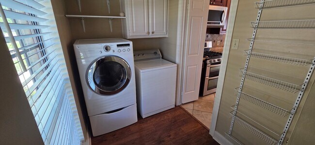 Foto del edificio - 1323 Falling Leaf Ln