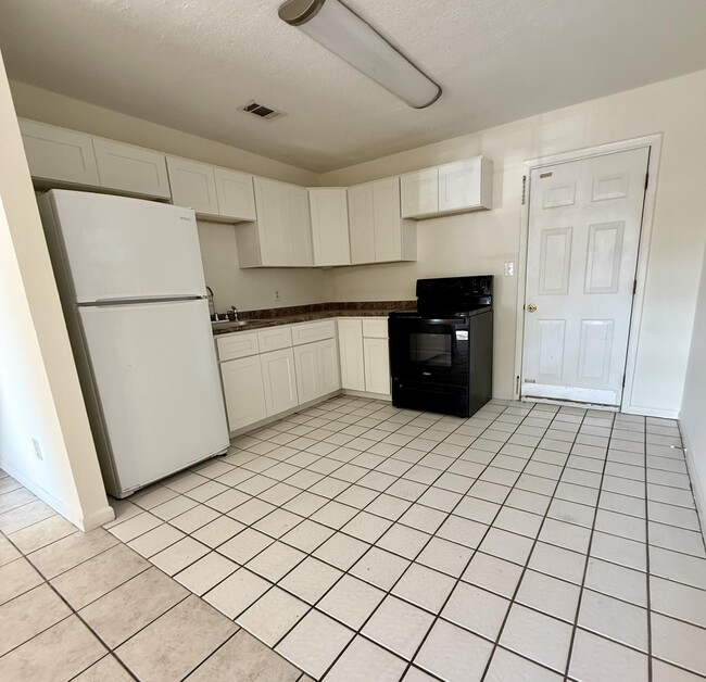 Building Photo - 43 Oak Ln