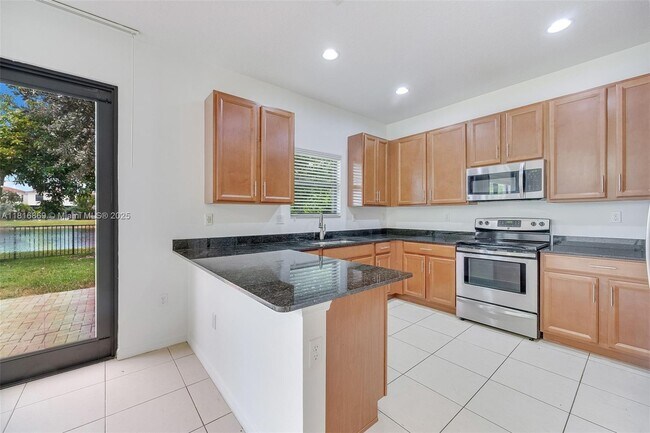 Foto del edificio - 704 NE 193rd St