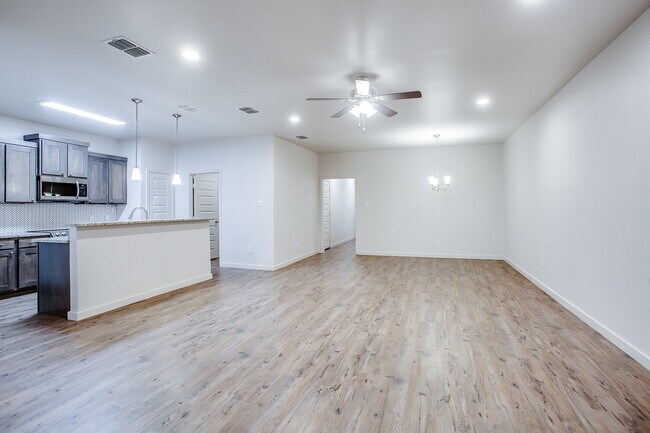 Building Photo - Beautiful New Townhome Located South of To...
