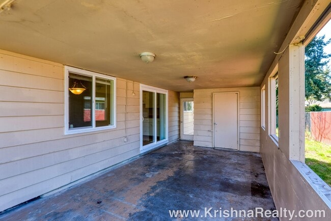 Building Photo - Charming 2 BD* 1 BA* Duplex Available For ...