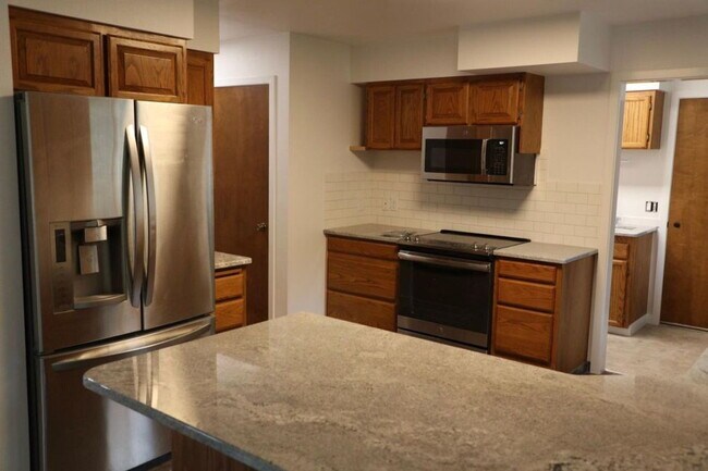 Foto del edificio - Spacious 4 Bed / 3 Bath Near Downtown with Two Master Bedrooms!