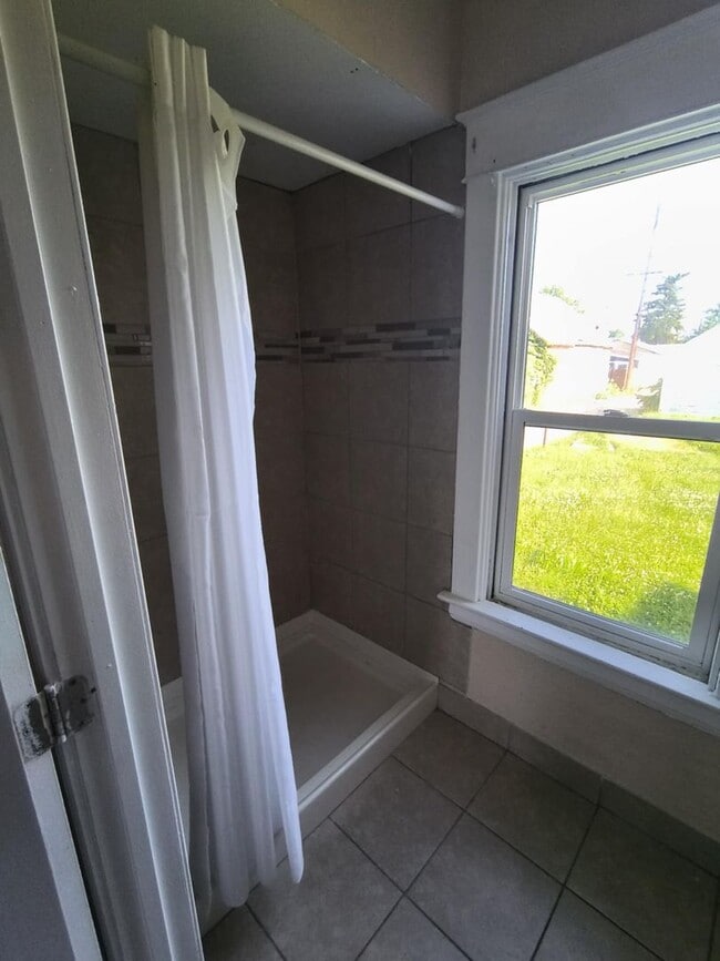 Building Photo - Spacious 3 Bedroom 1 Bath Located in East ...
