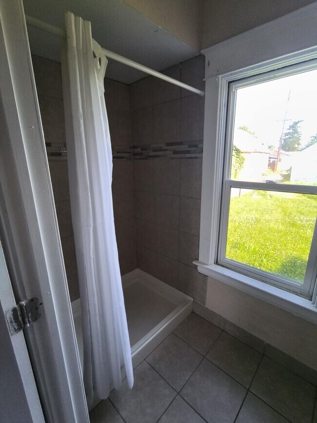 Foto del edificio - Spacious 3 Bedroom 1 Bath Located in East ...