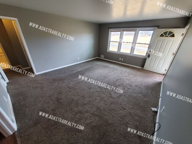 Building Photo - Spacious 2 Bedroom Duplex in Raytown-Avail...
