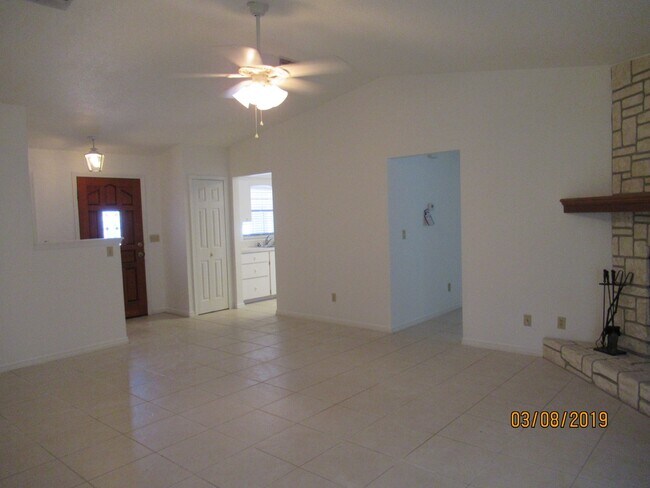 Building Photo - Beautiful 3 Bedroom Home with Huge Yard!