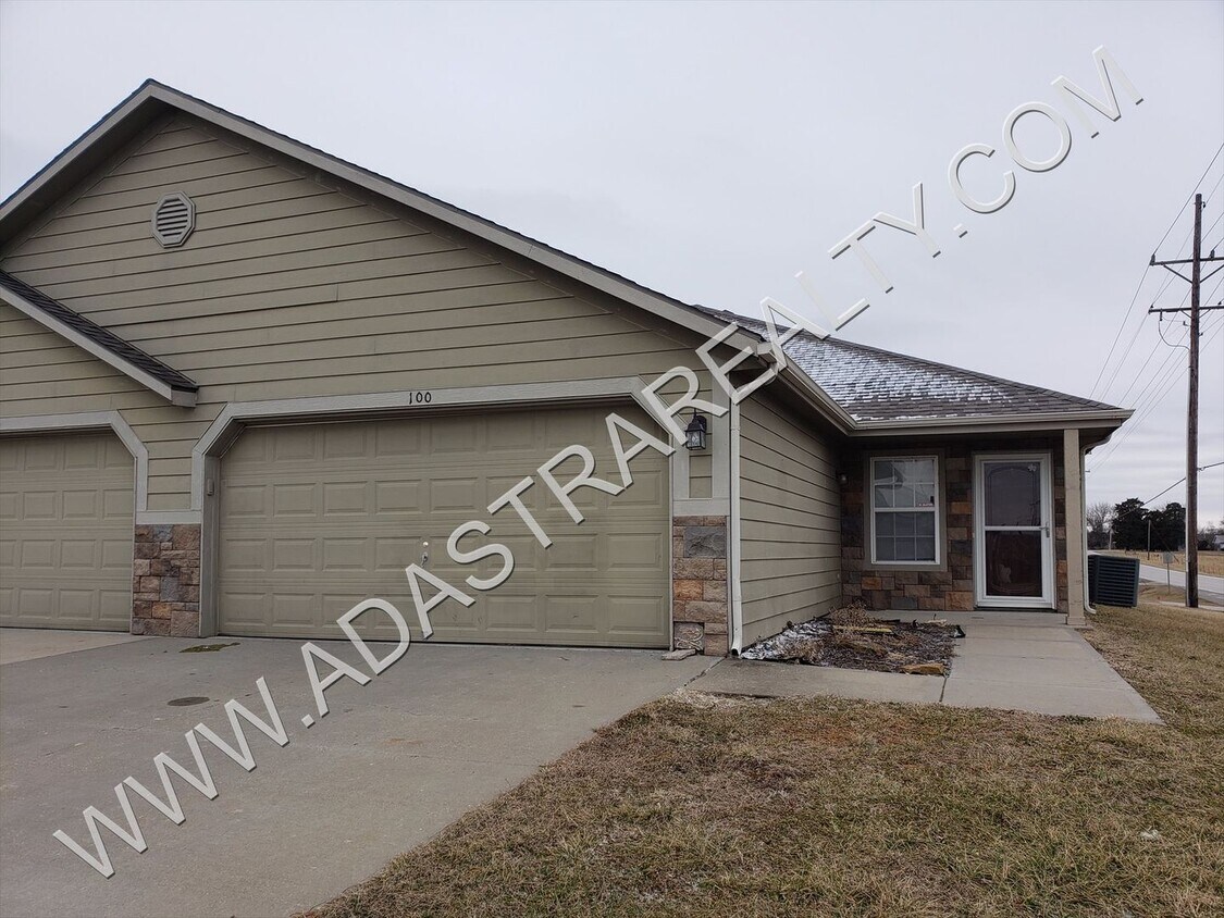 Foto principal - Spacious Edgerton Duplex-Available in MAY!!