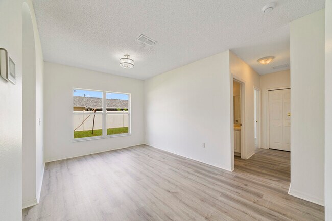 Foto del edificio - 566 Hummingbird Ct