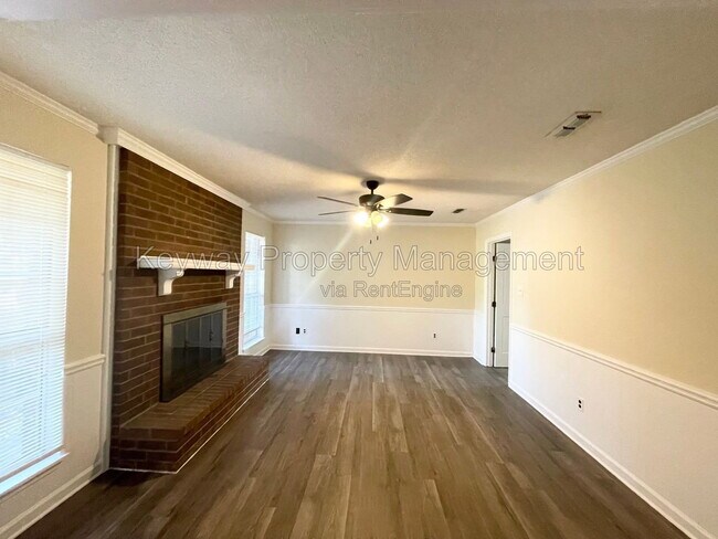 Foto del edificio - 642 Clinton Way W