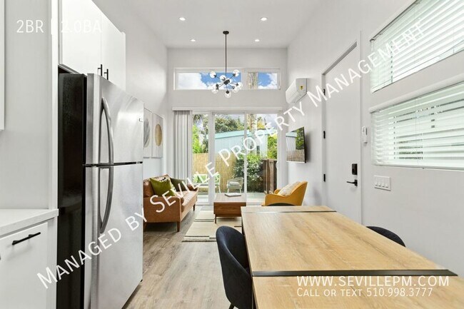 Building Photo - Stunning newer (2023) fully furnished deta...