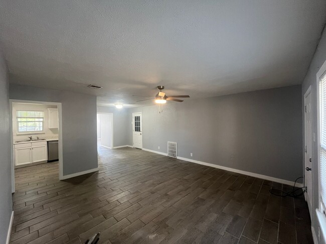 Building Photo - Four Bedroom Two Bath in Calallen School D...