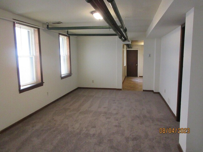 Building Photo - 819 E Center St
