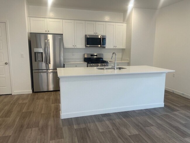 Foto del edificio - Spacious 3BR/2BA Home with Great Amenities in Madera!