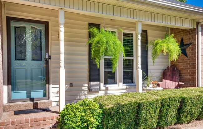 Building Photo - Awesome Fully Furnished 3BE/2BA in the Gre...