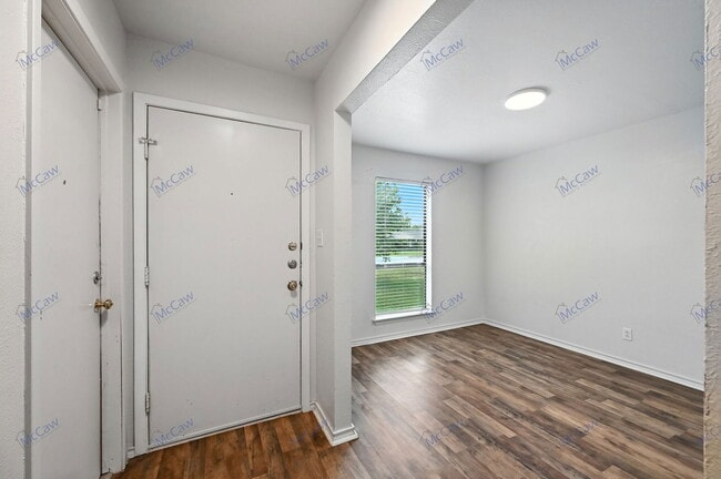 Building Photo - 1333 Mercedes St